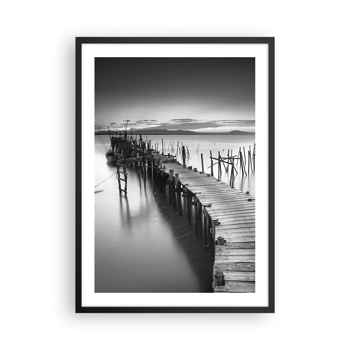 Póster en marco negro - Un embarcadero de madera en blanco y negro sobre un lago tranquilo. - 50x70cm - La calma de una orilla olvidada - Decoración de pared moderna para salón y dormitorio ARTTOR