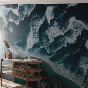 Fotomural Premium Sand - Olas azules rompiendo contra las oscuras rocas de la costa - 100x70cm - Rodeadas por las olas - Decoración de pared moderna para salón y dormitorio ARTTOR