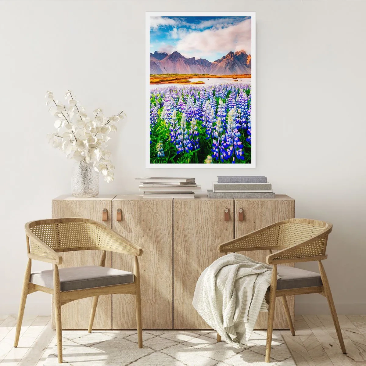 Póster - Un campo de altramuces con montañas al fondo. - 50x70cm - La fuerza y la severidad junto a la dulzura - Decoración de pared moderna para salón y dormitorio ARTTOR