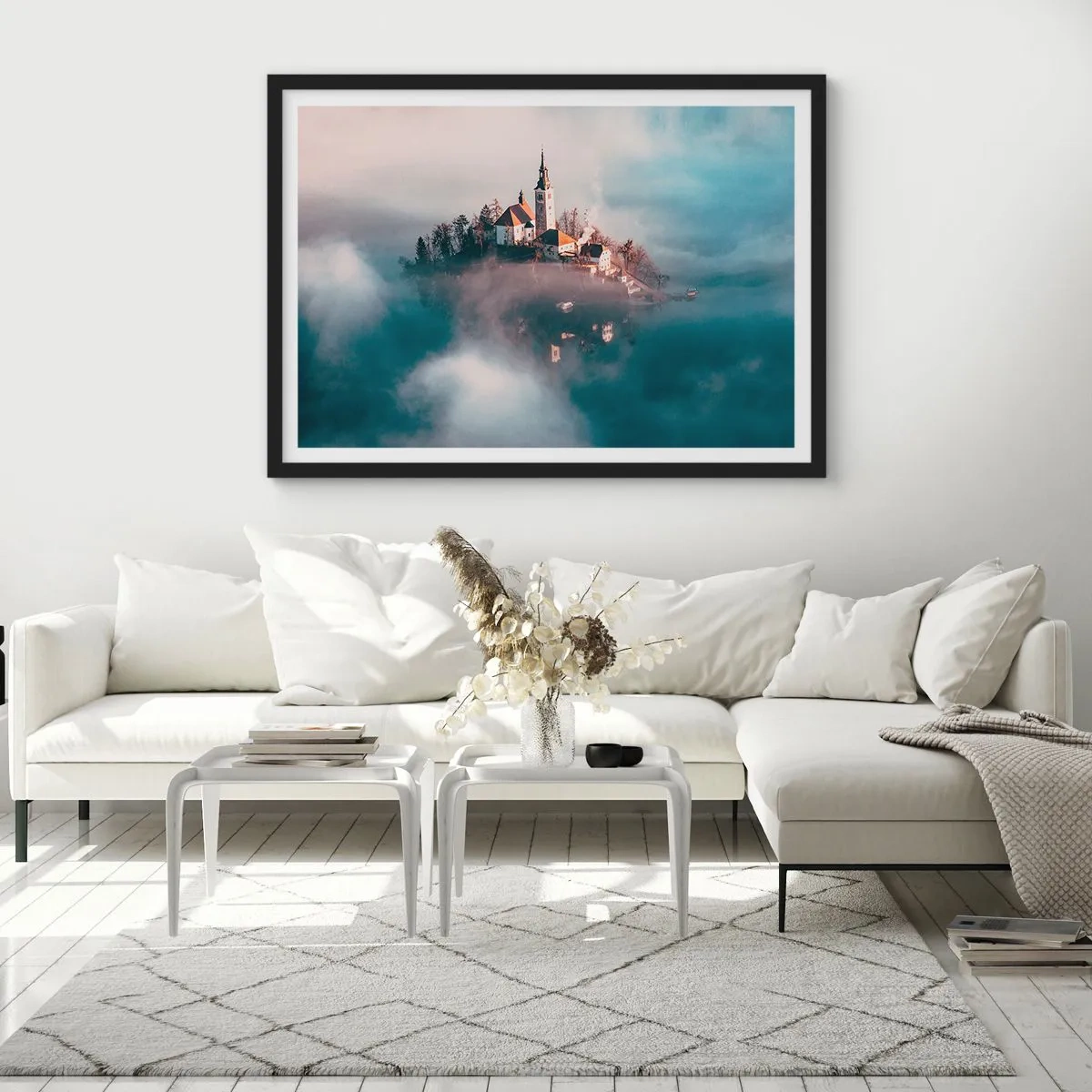 Póster en marco negro - Una isla pintoresca con una iglesia rodeada de niebla. - 100x70cm - Isla de los sueños - Decoración de pared moderna para salón y dormitorio ARTTOR