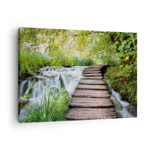Cuadro sobre lienzo - Impresión de Imagen - Un puente de madera sobre una cascada rodeado de un exuberante bosque verde. - 70x50cm - No es agua silenciosa en absoluto - Decoración de pared moderna para salón y dormitorio ARTTOR