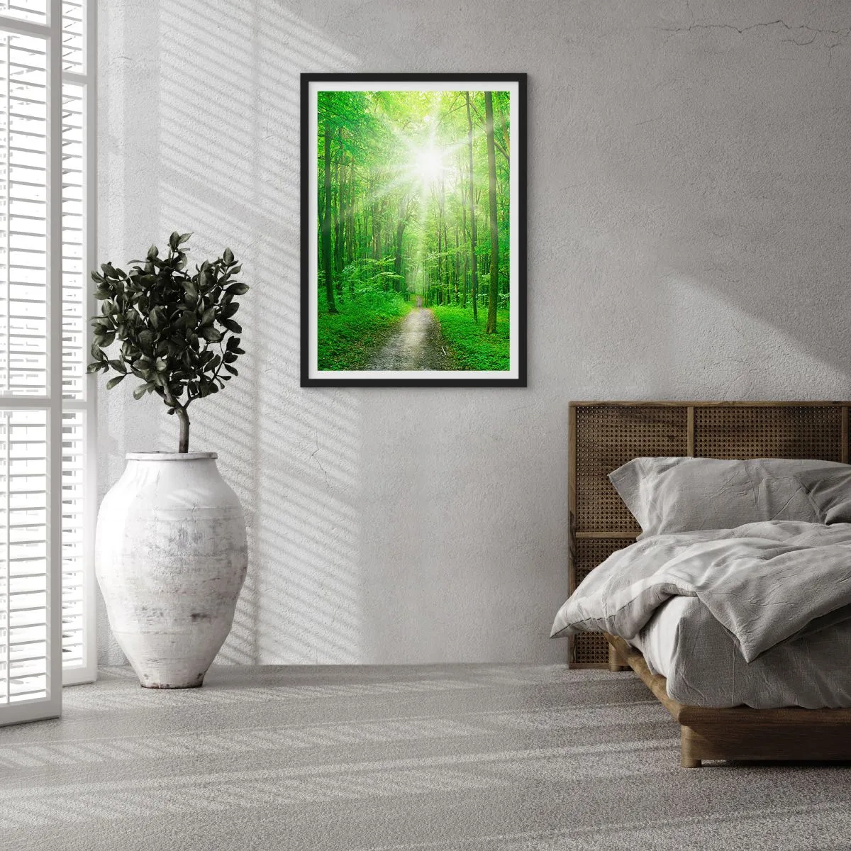 Póster en marco negro - Un camino forestal iluminado por los rayos del sol. - 50x70cm - Catedral verde - Decoración de pared moderna para salón y dormitorio ARTTOR