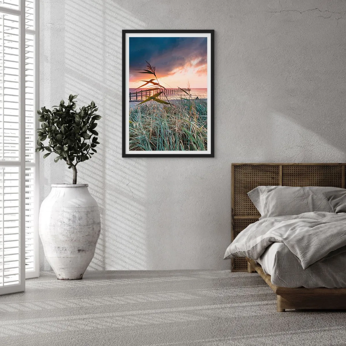 Póster en marco negro - Un muelle junto al mar rodeado de césped durante la puesta de sol. - 50x70cm - Bailando con el viento - Decoración de pared moderna para salón y dormitorio ARTTOR