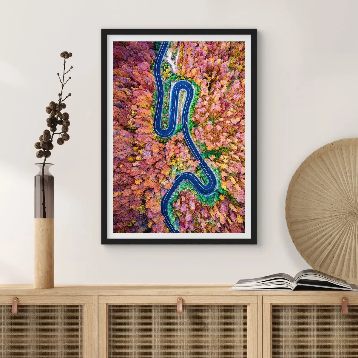 Póster en marco negro - Un camino sinuoso en un bosque otoñal visto a vista de pájaro - 50x70cm - Un camino sinuoso a través del bosque - Decoración de pared moderna para salón y dormitorio ARTTOR