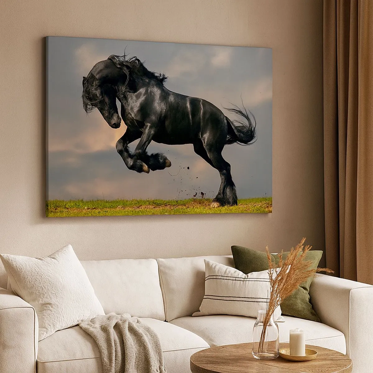 Cuadro sobre lienzo - Impresión de Imagen - Un caballo oscuro en un salto dinámico contra el cielo. - 70x50cm - Hermoso y libre - Decoración de pared moderna para salón y dormitorio ARTTOR