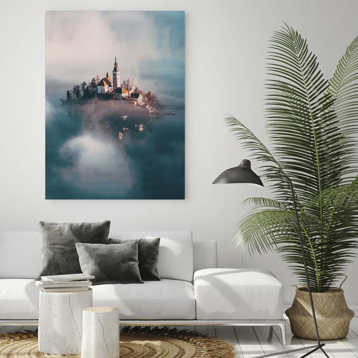 Cuadro sobre vidrio - Impresiones sobre Vidrio - Una isla con una iglesia rodeada de niebla en un lago tranquilo. - 50x70cm - Isla de los sueños - Decoración de pared moderna para salón y dormitorio ARTTOR