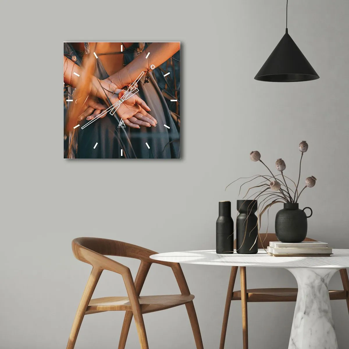 Reloj de pared - Reloj de vidrio - Manos sensuales con flores en un entorno natural. - 30x30cm - Conectada con la naturaleza - Decoración de pared moderna para salón y dormitorio ARTTOR