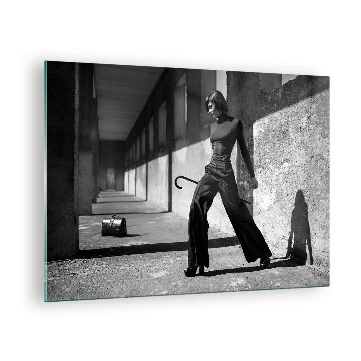 Cuadro sobre vidrio - Impresiones sobre Vidrio - Fotografía en blanco y negro de una mujer con un atuendo elegante en un entorno urbano. - 70x50cm - Elegancia urbana - Decoración de pared moderna para salón y dormitorio ARTTOR
