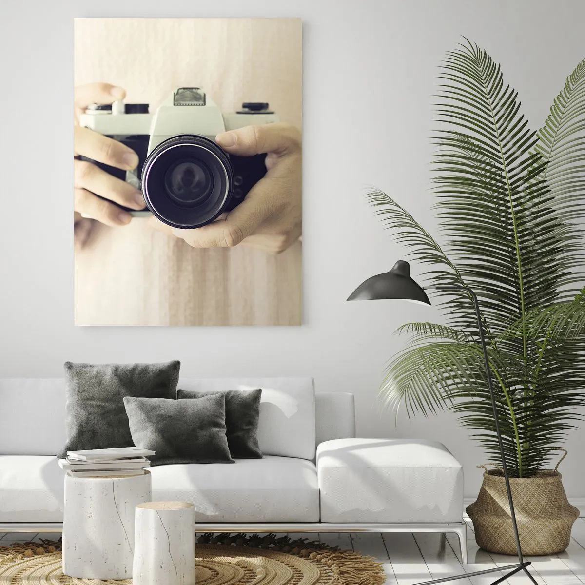 Cuadro sobre vidrio - Impresiones sobre Vidrio - Una persona sosteniendo una cámara clásica en sus manos. - 50x70cm - Una visión diferente - Decoración de pared moderna para salón y dormitorio ARTTOR