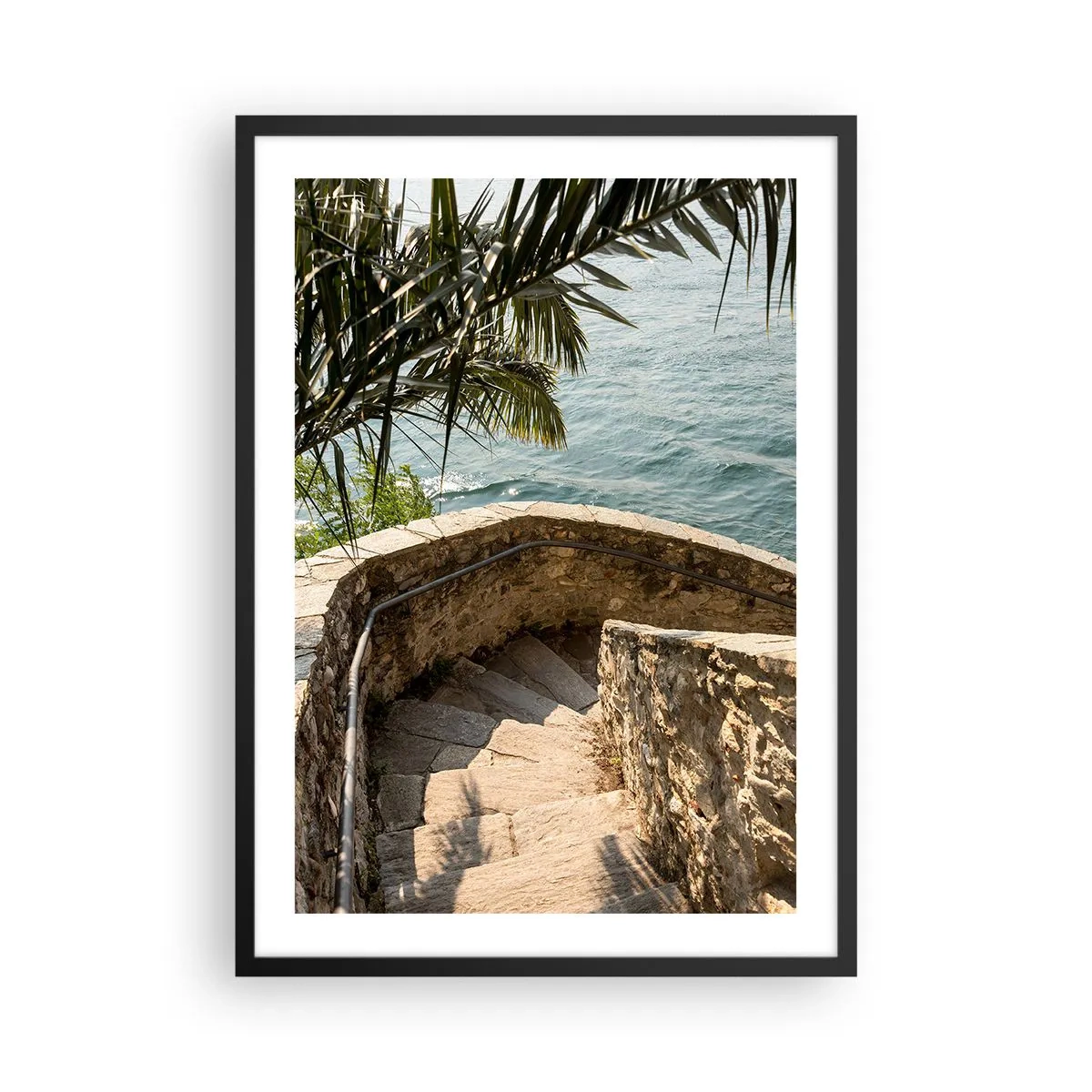 Póster en marco negro - Una escalera de caracol de piedra que conduce hacia el mar, bordeada de palmeras. - 50x70cm - Bajo el sol de Italia - Decoración de pared moderna para salón y dormitorio ARTTOR