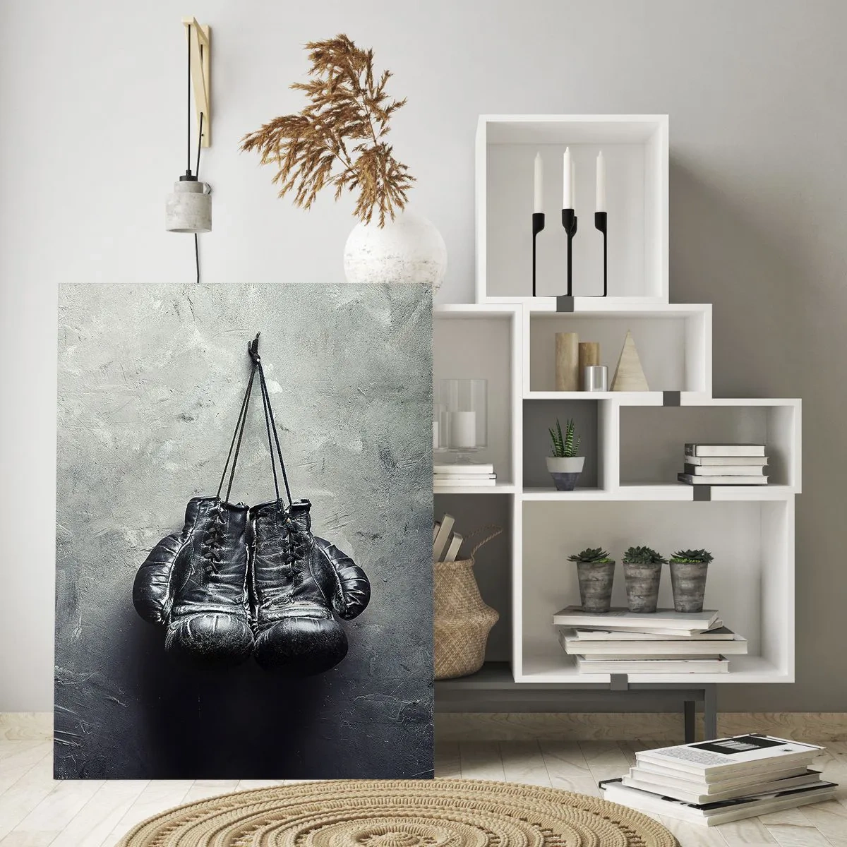 Cuadro sobre vidrio - Impresiones sobre Vidrio - Guantes de boxeo negros colgados en la pared - 50x70cm - Tiempo de lucha y tiempo de paz - Decoración de pared moderna para salón y dormitorio ARTTOR