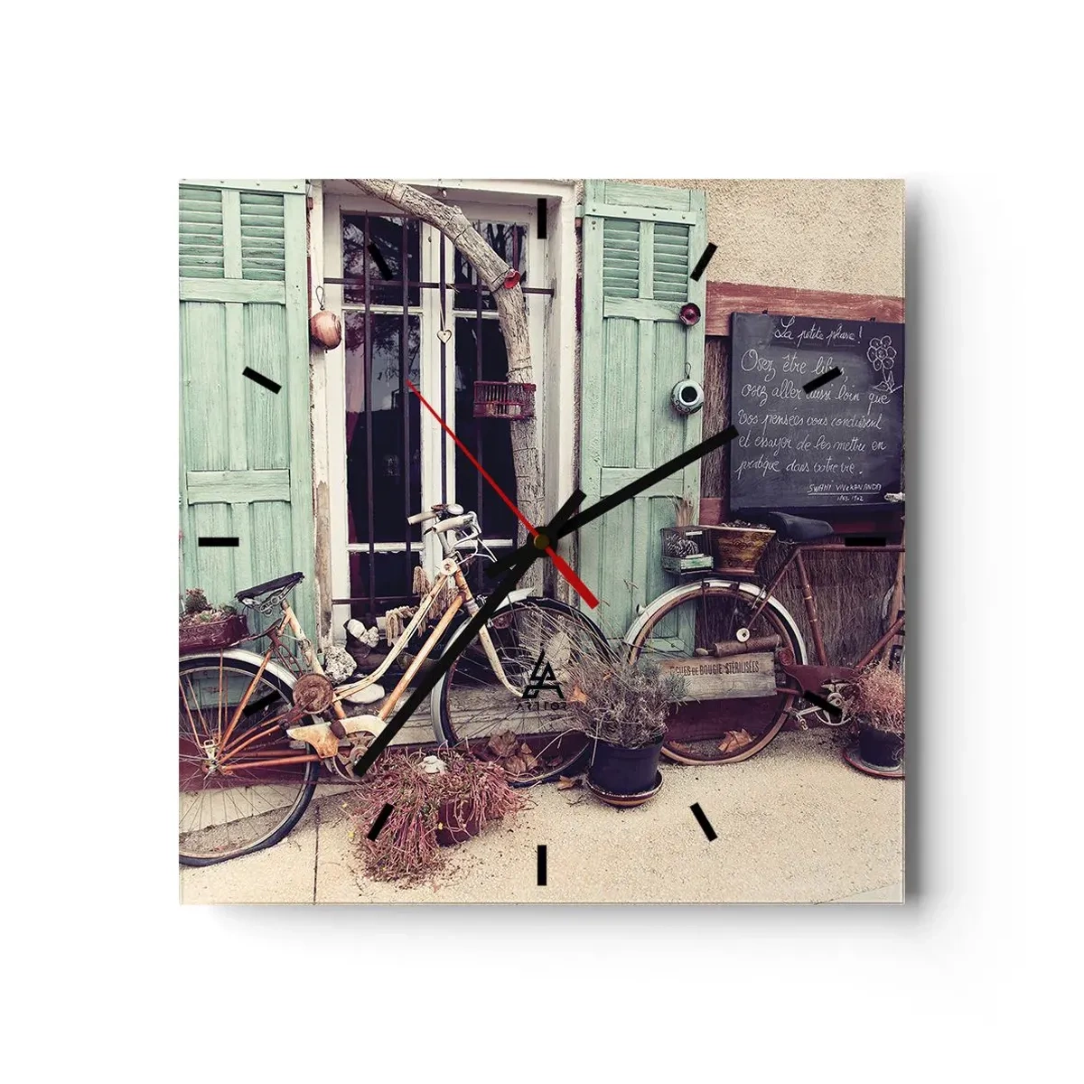 Reloj de pared - Reloj de vidrio - Bicicletas antiguas frente a una puerta de madera con contraventanas en tonos pastel. - 30x30cm - La vida rural - Decoración de pared moderna para salón y dormitorio ARTTOR