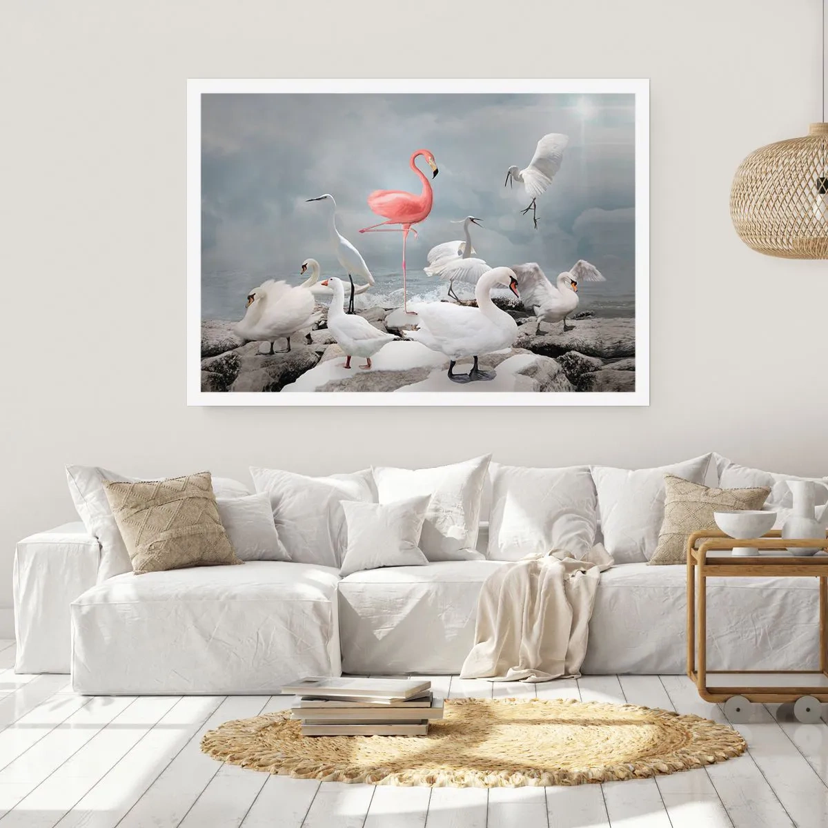 Póster - Un flamenco rosado entre cisnes blancos con el fondo de un lago. - 100x70cm - ¿De dónde vengo? - Decoración de pared moderna para salón y dormitorio ARTTOR
