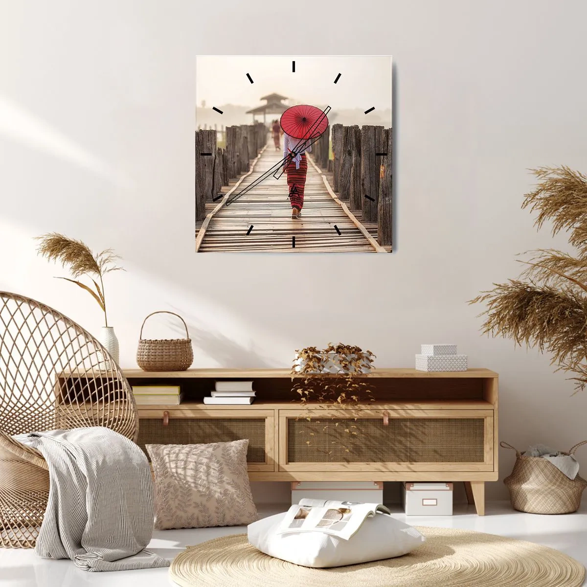 Reloj de pared - Reloj de vidrio - Una mujer con un paraguas rojo en un puente de madera. - 30x30cm - En un viejo puente - Decoración de pared moderna para salón y dormitorio ARTTOR