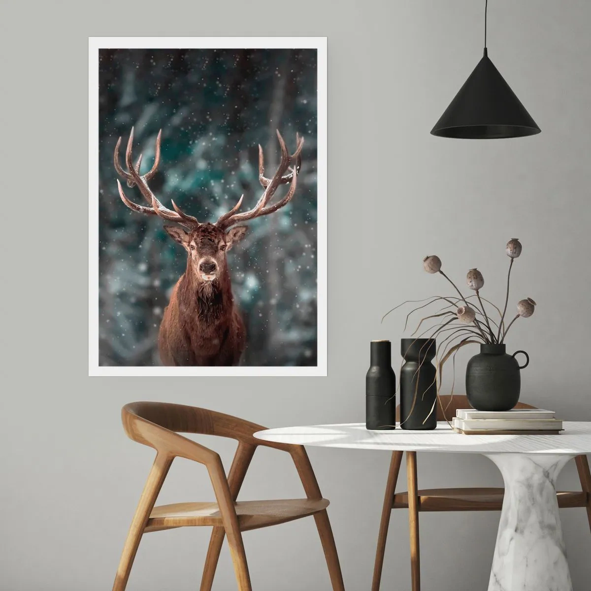 Póster - Retrato de un ciervo con impresionantes astas con el telón de fondo de un bosque invernal. - 50x70cm - Coronado rey del bosque - Decoración de pared moderna para salón y dormitorio ARTTOR