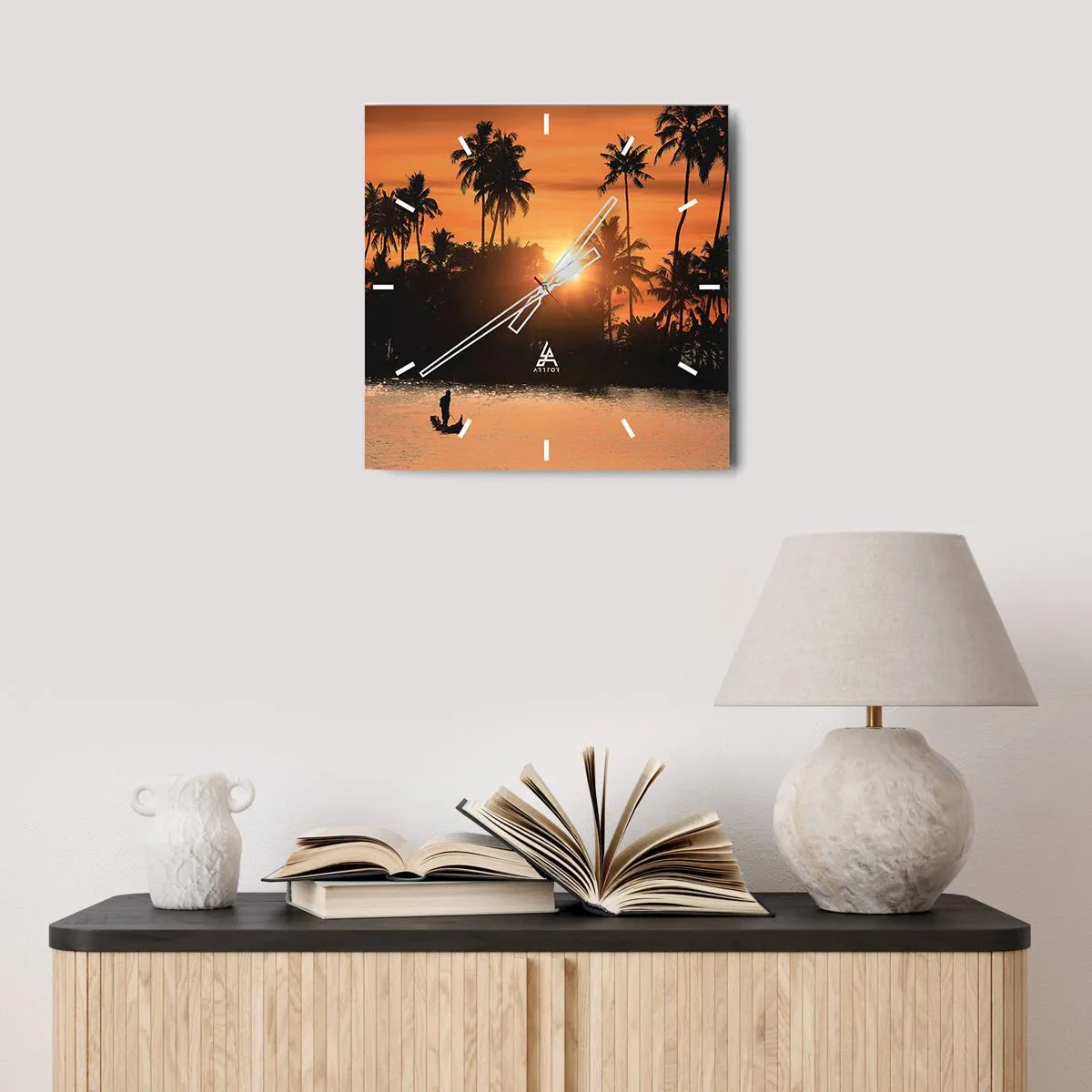 Reloj de pared - Reloj de vidrio - Puesta de sol sobre palmeras y un lago tranquilo con un barco. - 30x30cm - Tiempo de descanso - Decoración de pared moderna para salón y dormitorio ARTTOR
