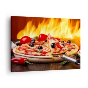 Cuadro sobre lienzo - Impresión de Imagen - Pizza con aceitunas, tomates y pimientos sobre un fondo de llamas - 70x50cm - Desde Italia con amor - Decoración de pared moderna para salón y dormitorio ARTTOR