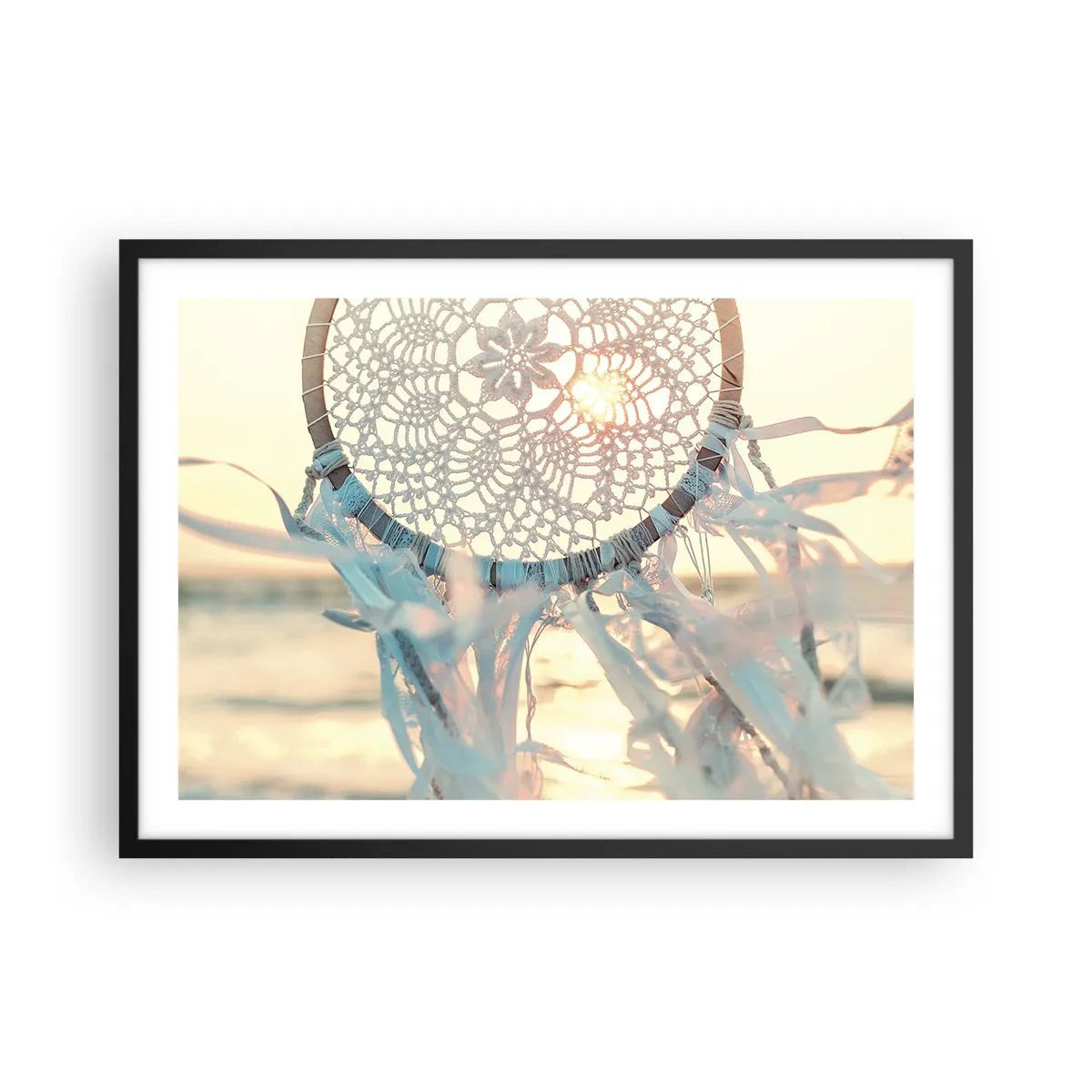 Póster en marco negro - Un delicado atrapasueños con el sol poniente como telón de fondo. - 70x50cm - Tótem sagrado - Decoración de pared moderna para salón y dormitorio ARTTOR