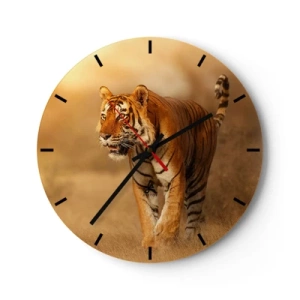Reloj de pared - Reloj de vidrio - Un tigre con el telón de fondo de un prado dorado. - 30x30cm - Antes del ataque - Decoración de pared moderna para salón, cocina y dormitorio ARTTOR