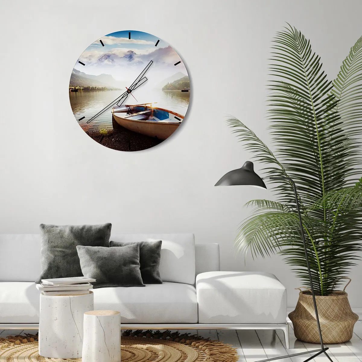 Reloj de pared - Reloj de vidrio - Un barco en la orilla de un lago rodeado de montañas y nubes. - 30x30cm - Junto al agua clara - Decoración de pared moderna para salón, cocina y dormitorio ARTTOR