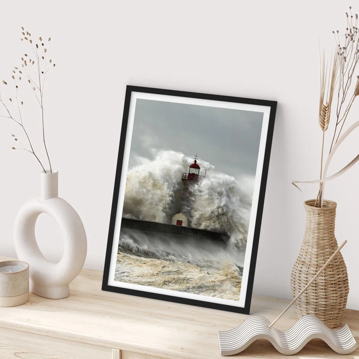 Póster en marco negro - Un faro rodeado de olas fuertes - 50x70cm - La furia del océano - Decoración de pared moderna para salón y dormitorio ARTTOR