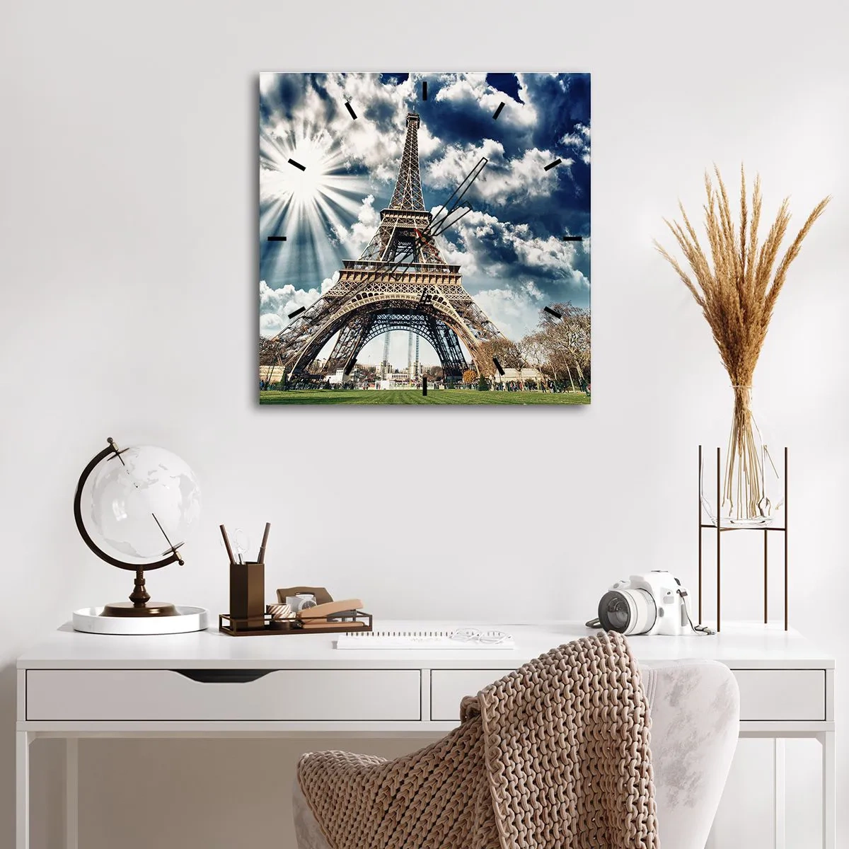Reloj de pared - Reloj de vidrio - La Torre Eiffel contra un cielo soleado con nubes. - 30x30cm - Única bajo el sol - Decoración de pared moderna para salón y dormitorio ARTTOR