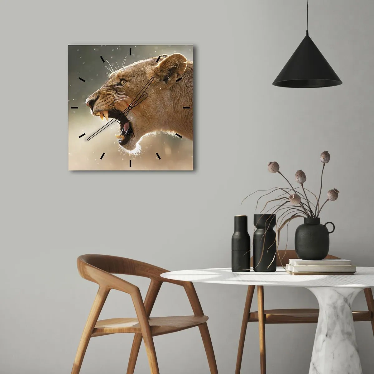 Reloj de pared - Reloj de vidrio - Retrato de una leona rugiente bajo luz natural - 30x30cm - Silencio, es mi turno de palabra - Decoración de pared moderna para salón y dormitorio ARTTOR