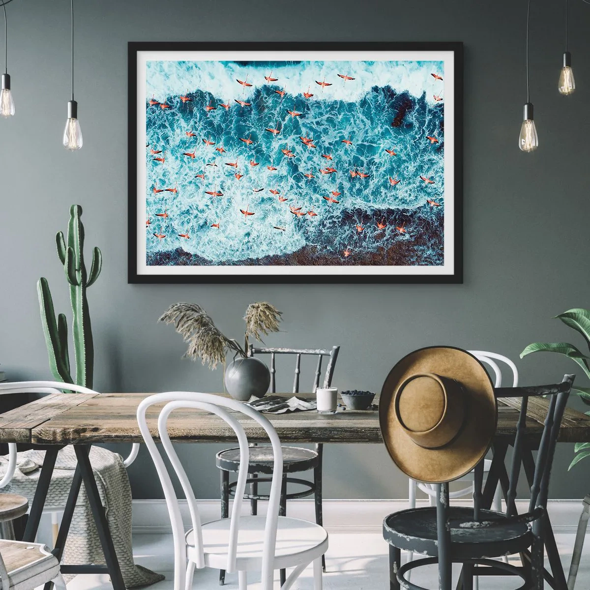 Póster en marco negro - Una vista aérea de flamencos rosados sobre un océano azul. - 100x70cm - Un desfile marítimo - Decoración de pared moderna para salón y dormitorio ARTTOR