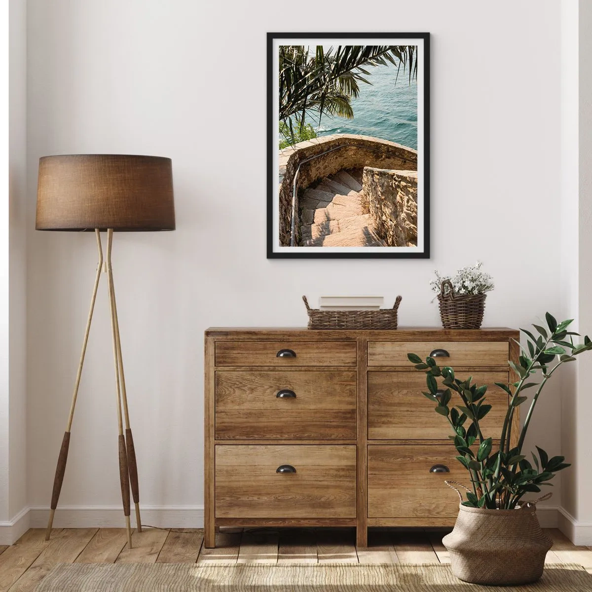 Póster en marco negro - Una escalera de caracol de piedra que conduce hacia el mar, bordeada de palmeras. - 50x70cm - Bajo el sol de Italia - Decoración de pared moderna para salón y dormitorio ARTTOR