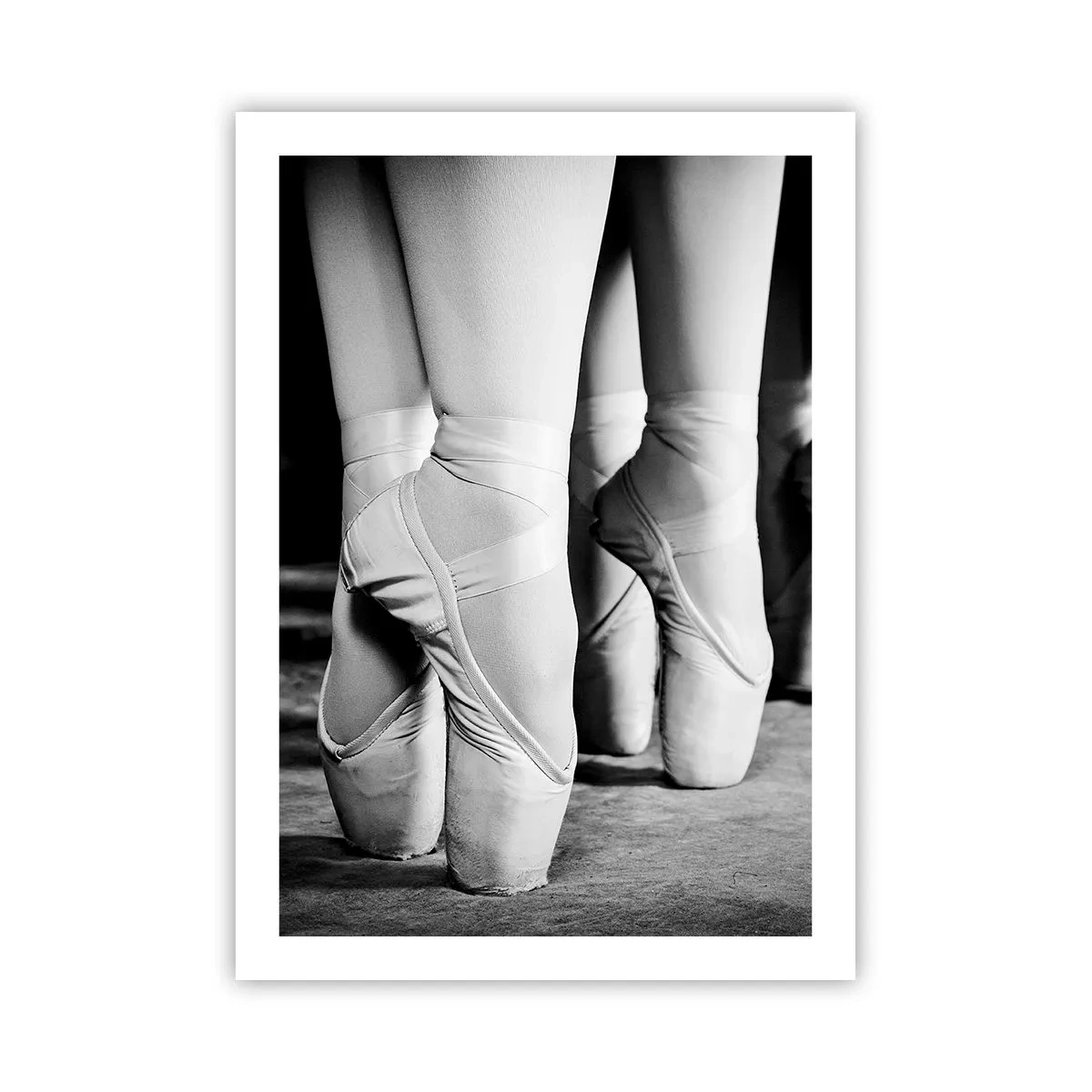 Póster - Un cartel en blanco y negro que representa zapatillas de punta de ballet. - 50x70cm - En conjunto y al unísono - Decoración de pared moderna para salón y dormitorio ARTTOR