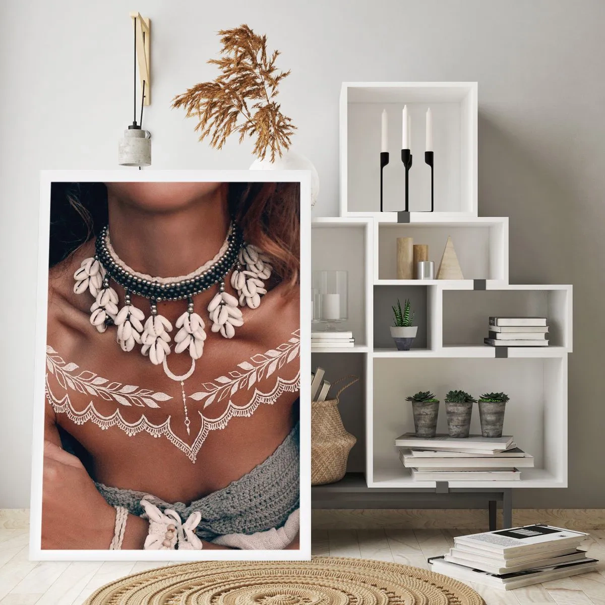 Póster - Retrato de una mujer con un collar de conchas y un tatuaje blanco. - 50x70cm - Talismanes, rituales de feminidad - Decoración de pared moderna para salón y dormitorio ARTTOR