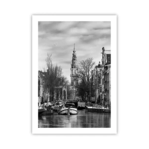 Póster - Una vista en blanco y negro del canal con una torre histórica al fondo. - 50x70cm - Ambiente de Ámsterdam - Decoración de pared moderna para salón y dormitorio ARTTOR