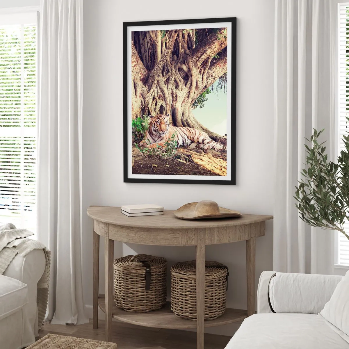 Póster en marco negro - Un tigre descansando bajo un enorme árbol con raíces enredadas. - 50x70cm - Una visión desde el Génesis - Decoración de pared moderna para salón y dormitorio ARTTOR