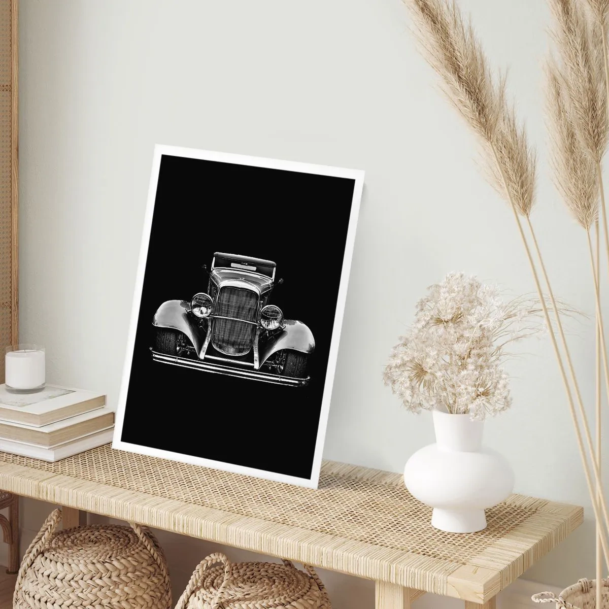Póster - Fotografía en blanco y negro de un coche clásico sobre un fondo negro. - 50x70cm - Un verdadero caballero - Decoración de pared moderna para salón y dormitorio ARTTOR