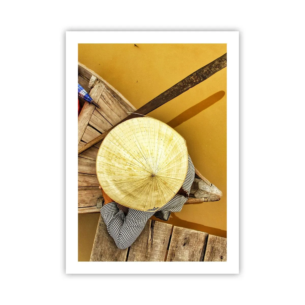 Póster - Un sombrero tradicional con un barco de madera y agua como fondo. - 50x70cm - La vida en el río amarillo - Decoración de pared moderna para salón y dormitorio ARTTOR