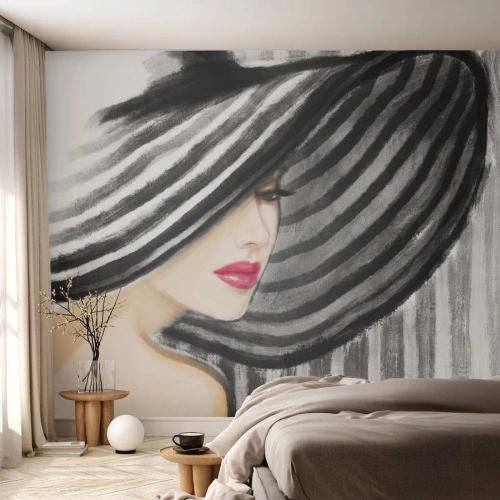 Fotomural Premium Sand - Mujer elegante con un sombrero de ala ancha en blanco y negro. - 100x70cm - ¿Dónde puedo encontrarte? - Decoración de pared moderna para salón y dormitorio ARTTOR