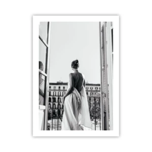 Póster - Una mujer vestida de blanco en un balcón con vistas a la ciudad. - 50x70cm - Despertar de los sentidos - Decoración de pared moderna para salón y dormitorio ARTTOR