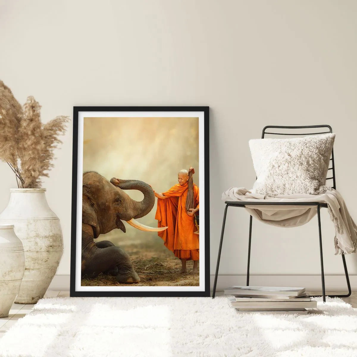 Póster en marco negro - Un monje con una túnica naranja con un elefante al fondo. - 50x70cm - Un encuentro en un viaje - Decoración de pared moderna para salón y dormitorio ARTTOR