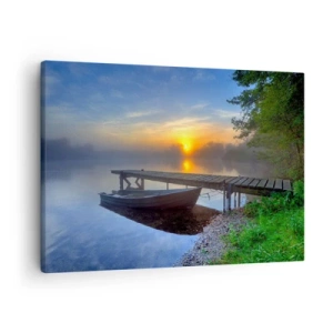 Cuadro sobre lienzo - Impresión de Imagen - Un embarcadero junto al lago al amanecer con un barco en la orilla. - 70x50cm - Cómo lo ordinario se convierte en mágico - Decoración de pared moderna para salón y dormitorio ARTTOR