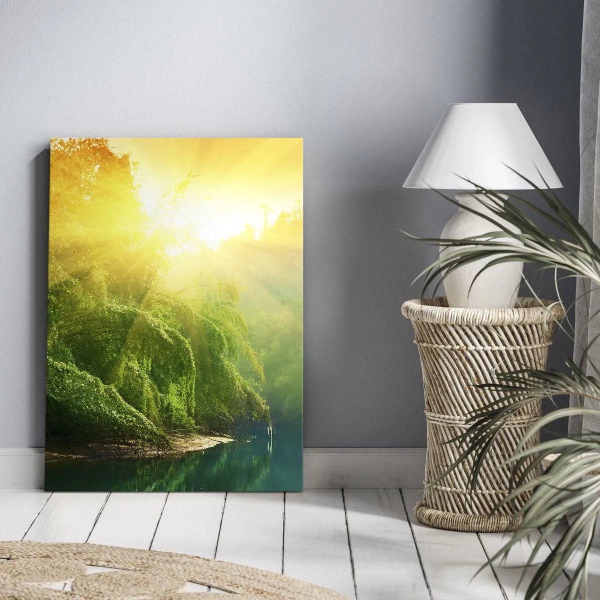 Cuadro sobre lienzo - Impresión de Imagen - Un bosque verde junto al río, iluminado por los rayos del sol naciente. - 50x70cm - Ahogarse en el sol y la sombra - Decoración de pared moderna para salón y dormitorio ARTTOR