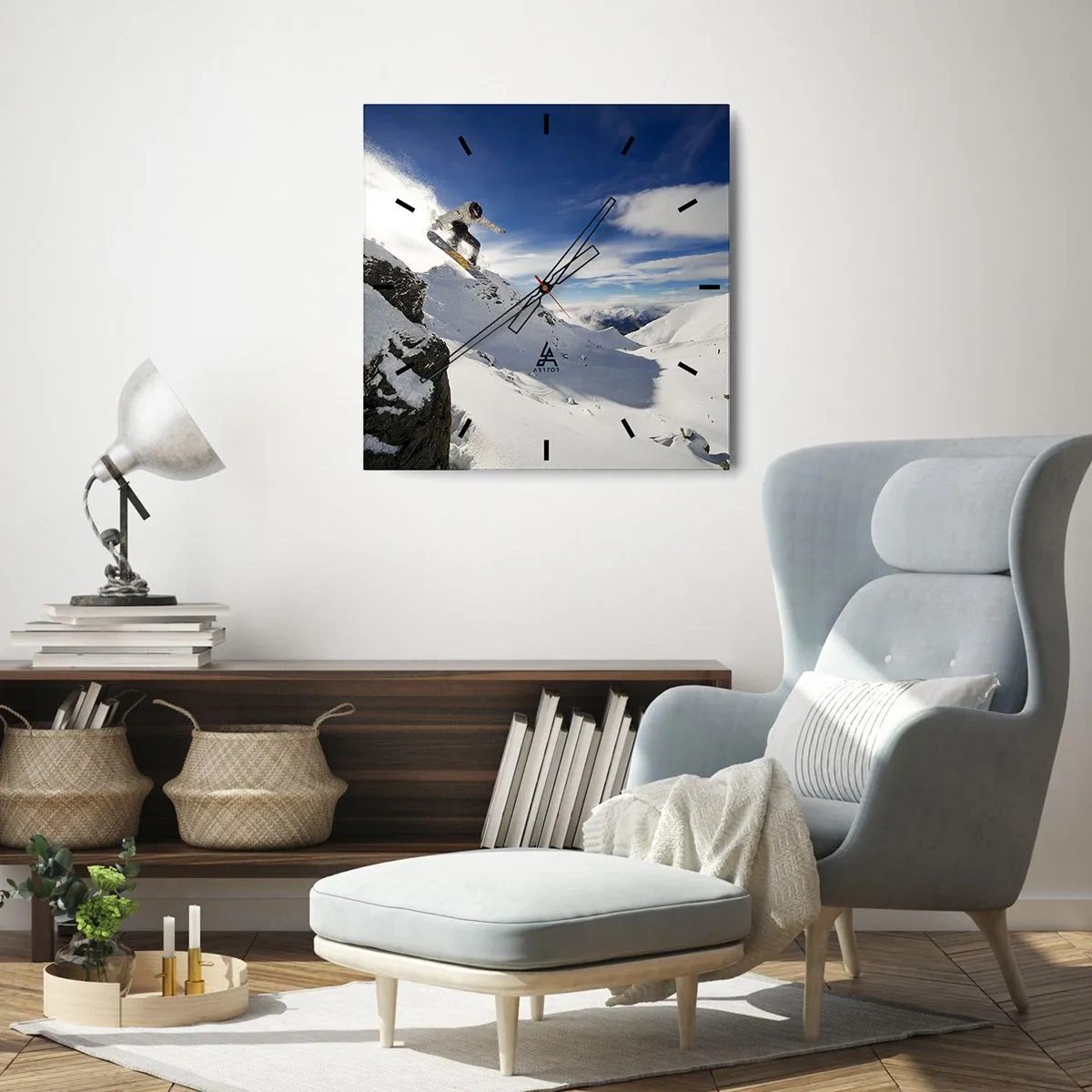 Reloj de pared - Reloj de vidrio - Un snowboarder salta desde un acantilado con montañas cubiertas de nieve al fondo. - 30x30cm - Libertad sin fronteras - Decoración de pared moderna para salón y dormitorio ARTTOR