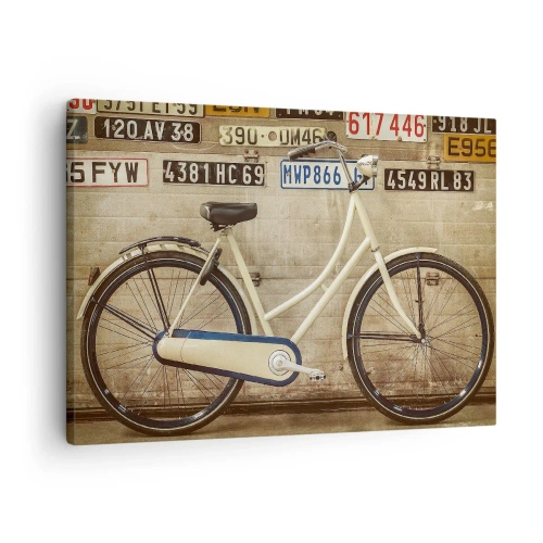 Cuadro sobre lienzo - Impresión de Imagen - Una bicicleta retro contra una pared decorada con matrículas. - 70x50cm - No hay complejos - Decoración de pared moderna para salón y dormitorio ARTTOR