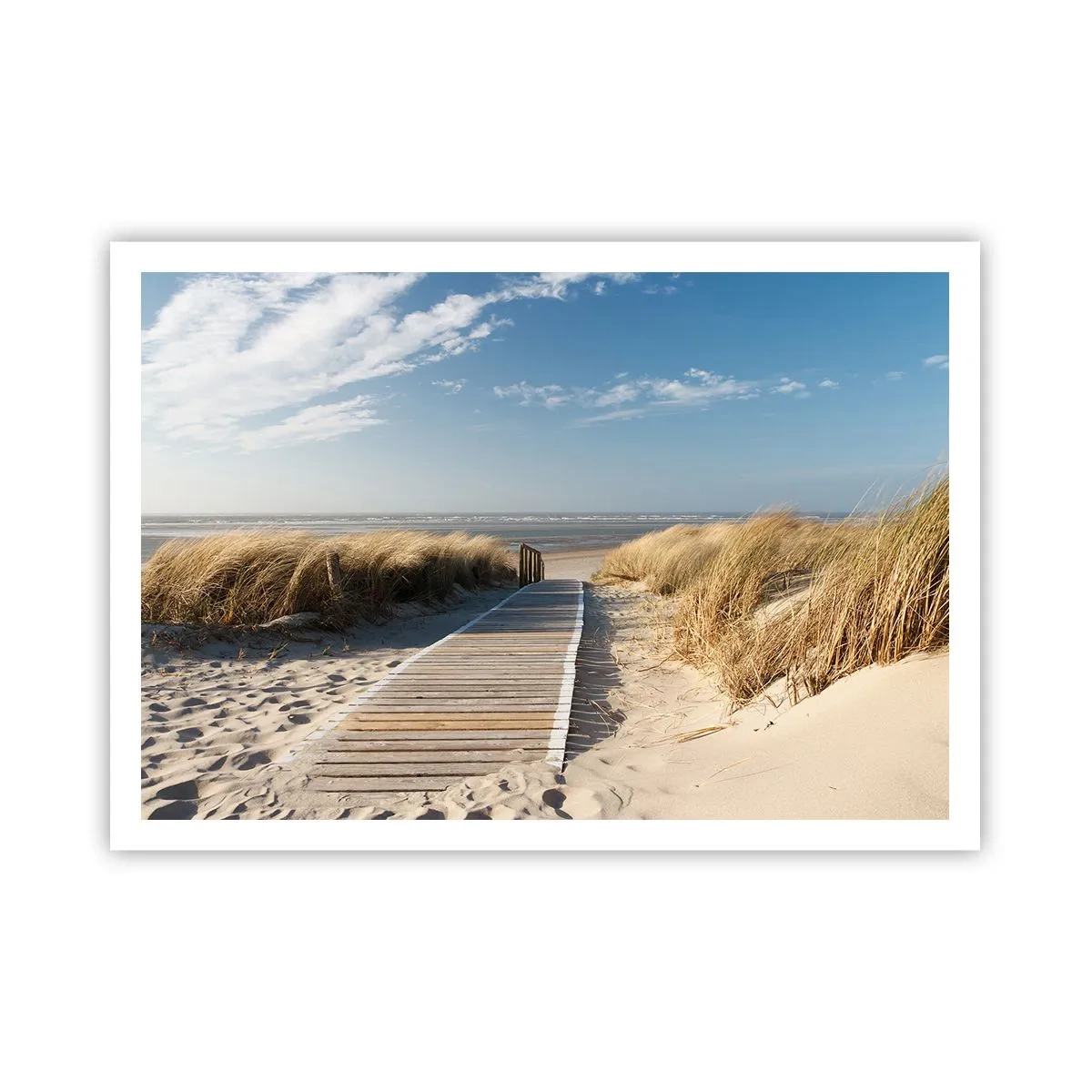 Póster - Un camino de madera conduce a través de las dunas hasta el mar en calma. - 100x70cm - Más allá de la duna, en el susurro de la naturaleza - Decoración de pared moderna para salón y dormitorio ARTTOR