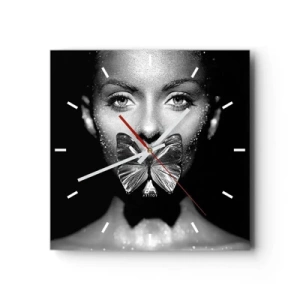 Reloj de pared - Reloj de vidrio - Rostro de mujer en blanco y negro con una mariposa en los labios. - 30x30cm - Beso de mariposa - Decoración de pared moderna para salón y dormitorio ARTTOR