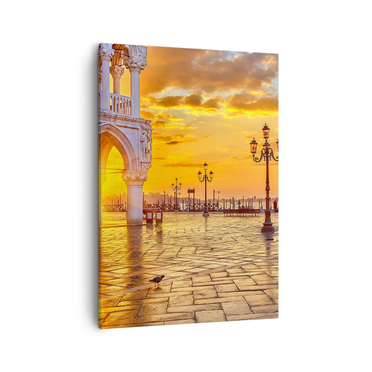 Cuadro sobre lienzo - Impresión de Imagen - Atardecer dorado en la plaza de la ciudad con arcadas y farolas - 50x70cm - ¿Dónde están todos? - Decoración de pared moderna para salón y dormitorio ARTTOR