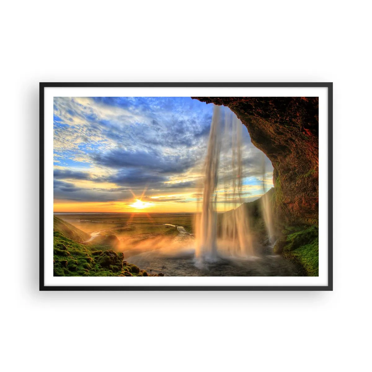 Póster en marco negro - Una cascada iluminada por la luz del sol con un paisaje como telón de fondo. - 100x70cm - El mundo tras el velo de las gotas - Decoración de pared moderna para salón y dormitorio ARTTOR