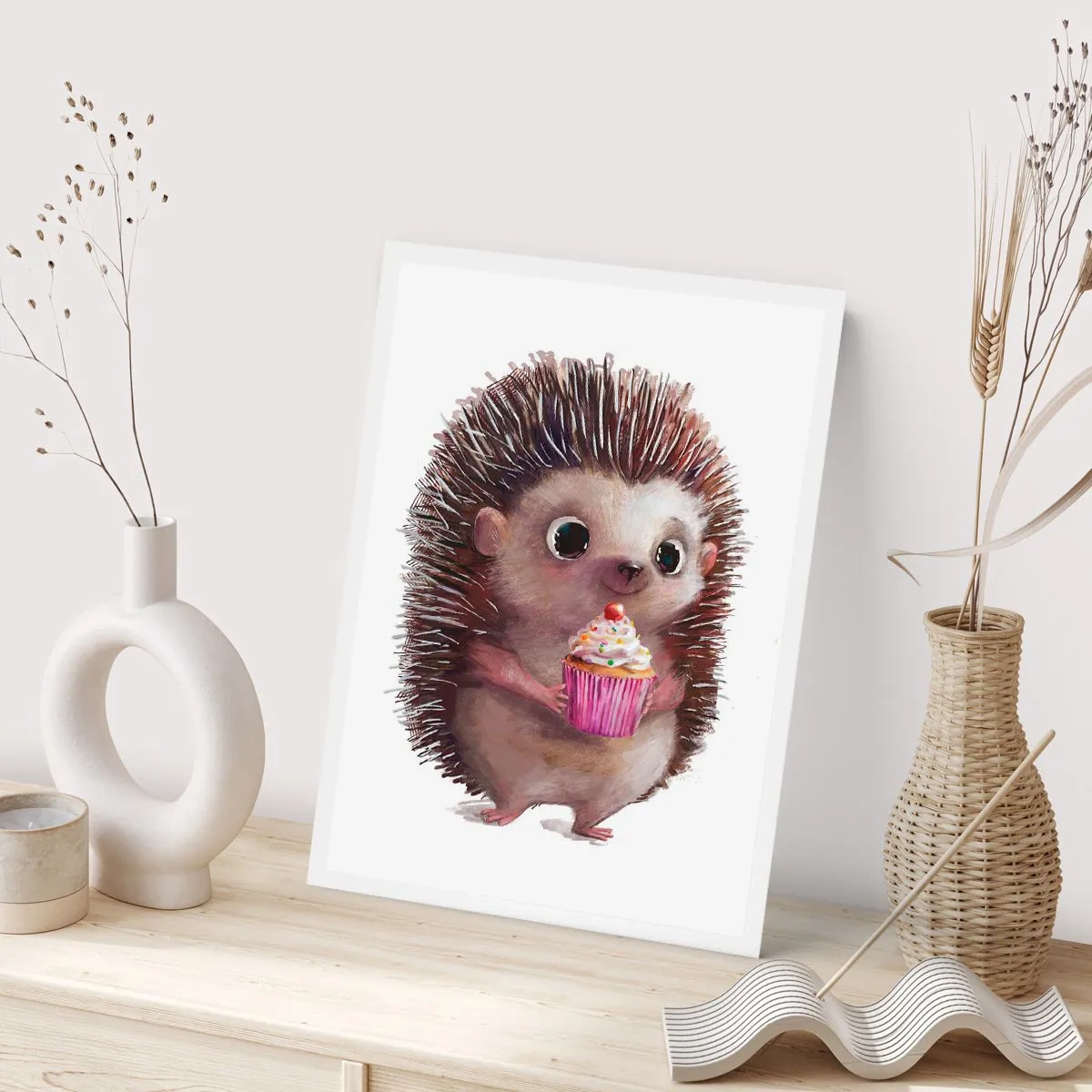 Póster - Un lindo erizo sosteniendo un cupcake colorido. - 50x70cm - La celebración es diaria - Decoración de pared moderna para salón y dormitorio ARTTOR