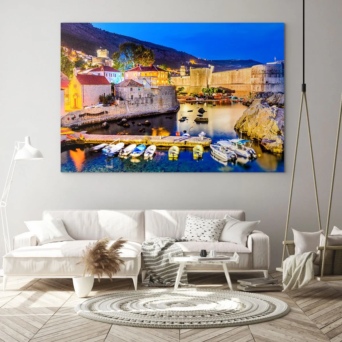 Cuadro sobre vidrio - Impresiones sobre Vidrio - Panorama nocturno de Dubrovnik con barcos y murallas - 70x50cm - Noche iluminada sobre el mar Adriático - Decoración de pared moderna para salón y dormitorio ARTTOR