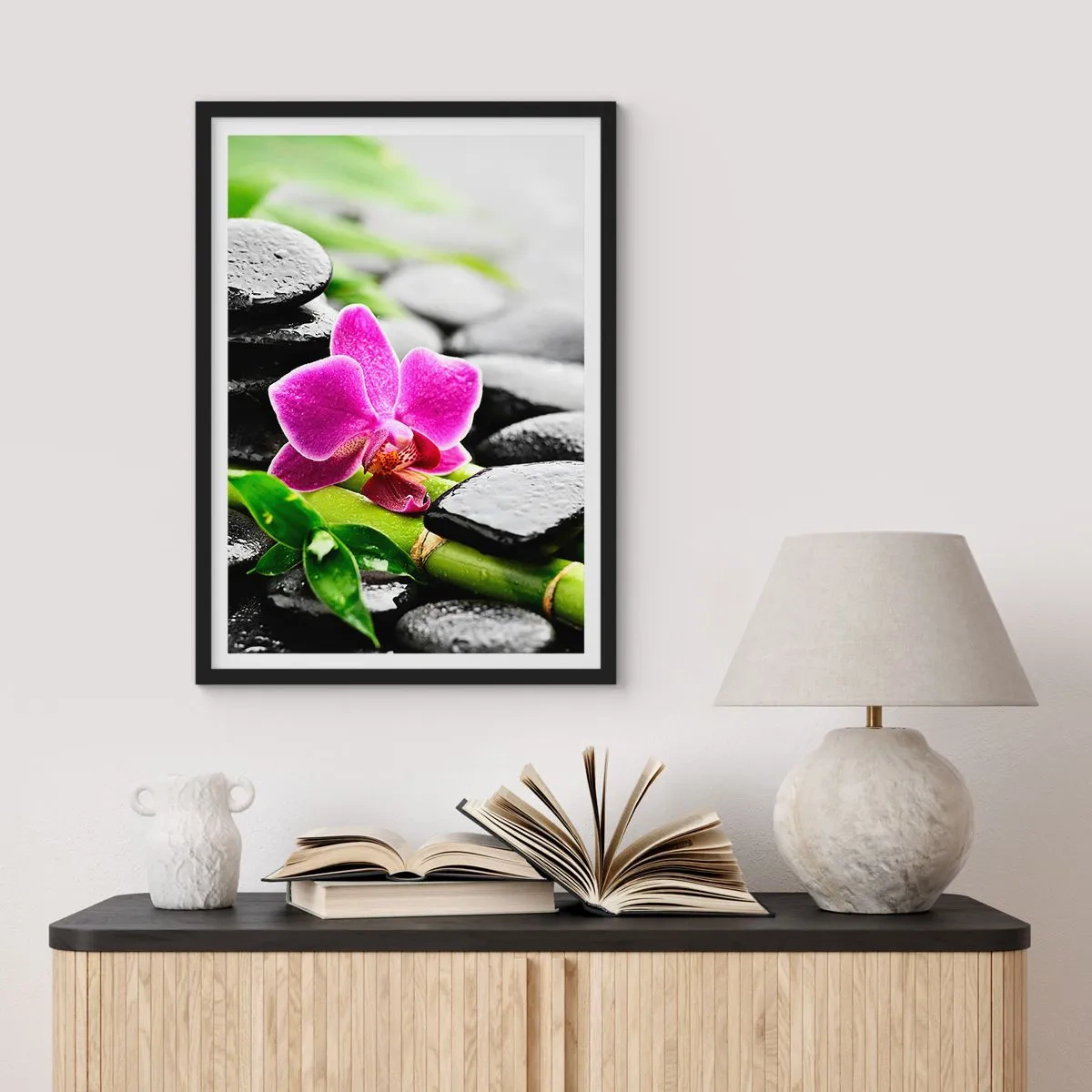 Póster en marco negro - Orquídea morada sobre piedras mojadas y hojas verdes. - 50x70cm - En equilibrio pacífico - Decoración de pared moderna para salón y dormitorio ARTTOR