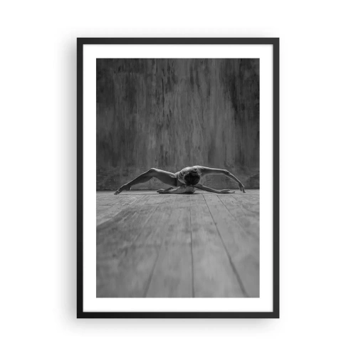 Póster en marco negro - Una bailarina en pose artística en un escenario de madera. - 50x70cm - Simetría encontrada - Decoración de pared moderna para salón y dormitorio ARTTOR